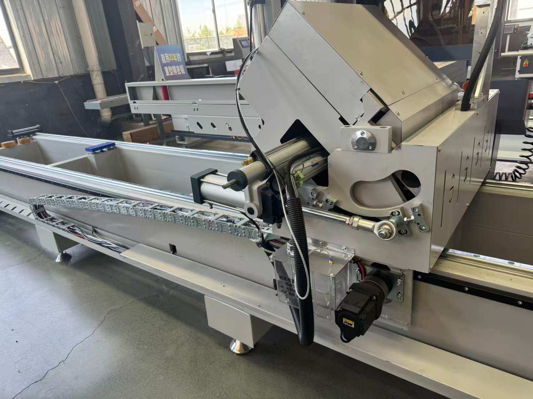 Gergaji Mitra Presisi Pivot Eksternal 550 CNC, 45°/90