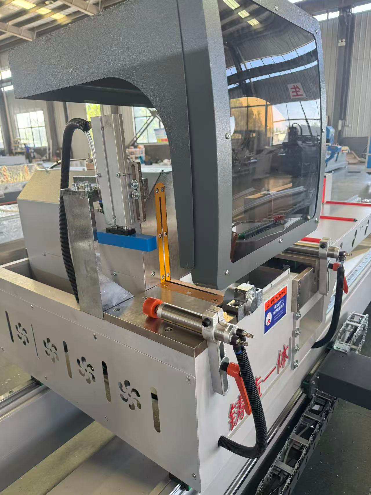 Gergaji Presisi Artikulasi Internal 550 CNC (45°/90°)