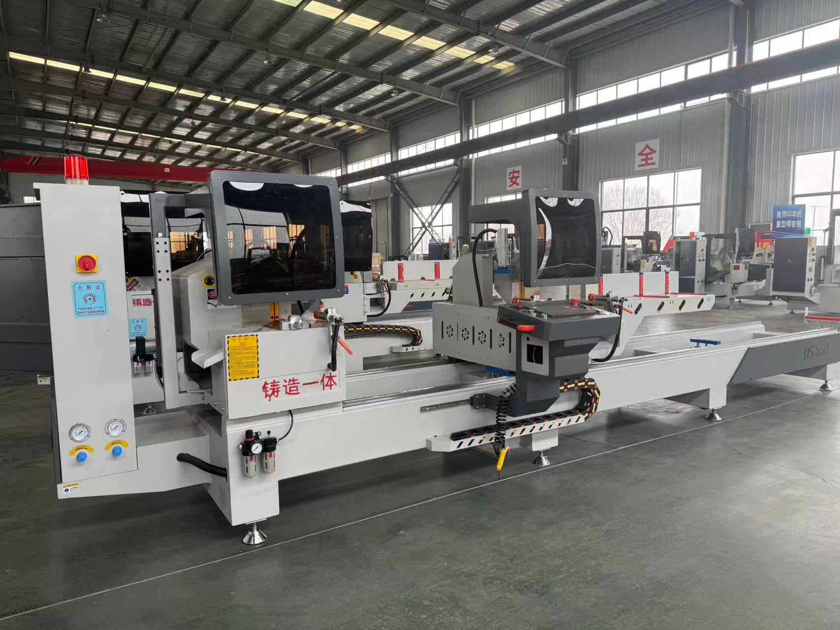 Gergaji presisi 45 derajat dan 90 derajat putar internal 550 CNC