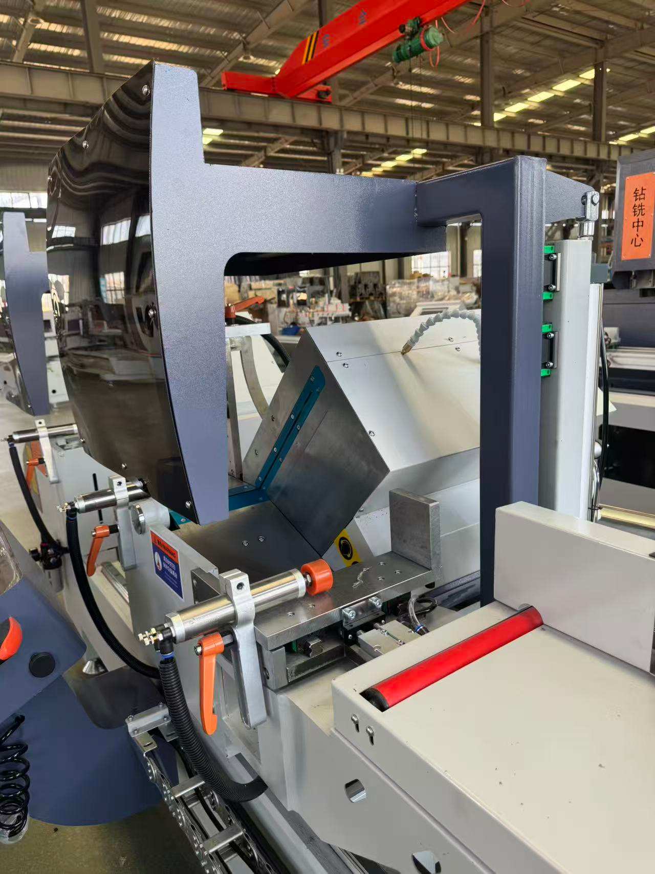 Gergaji Mitre Produksi Volume Tinggi Ayunan Luar 550 CNC, 45°/90°