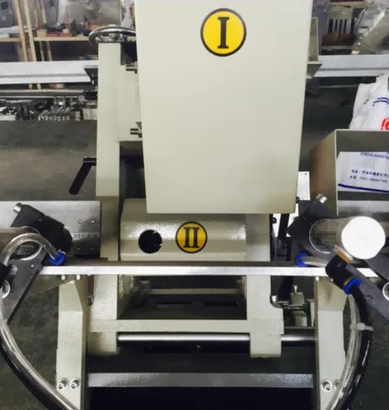 Mesin Penggilingan Slot Air PVC Pneumatik vertikal untuk Profil Jendela UPVC