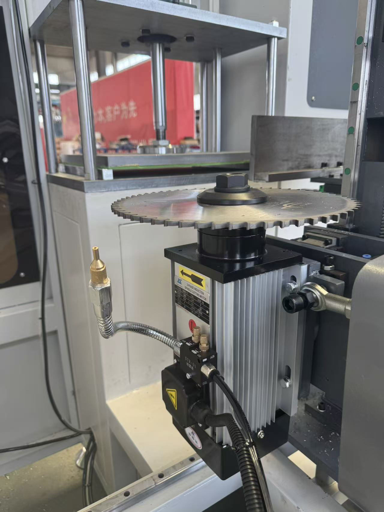 Multi-Sudut 3+2 Axis CNC End Miller untuk Profil Mullion Aluminium Tidak Beraturan